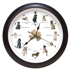 Horloge Barking Dog Clock de Mark Feldstein affichant 12 races de chiens.