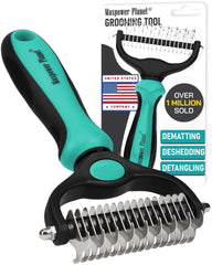 Brosse Maxpower Planet double-face en action sur pelage épais.