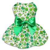 Robe Miiemiu pour chien Saint-Patrick avec trèfle vert, idéale pour photos festives.