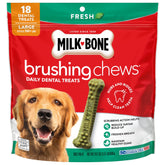 Milk-Bone Brushing Chews – paquet grand et chien mâchant, haleine plus fraîche possible.