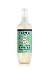 MRS. MEYER'S chat déodorisant spray camomille — bouteille prête à l'emploi et parfum apaisant.