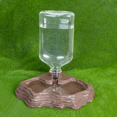 MRTIOO design-roche-simulee-terarium: intégration discrète derrière des plantes artificielles.