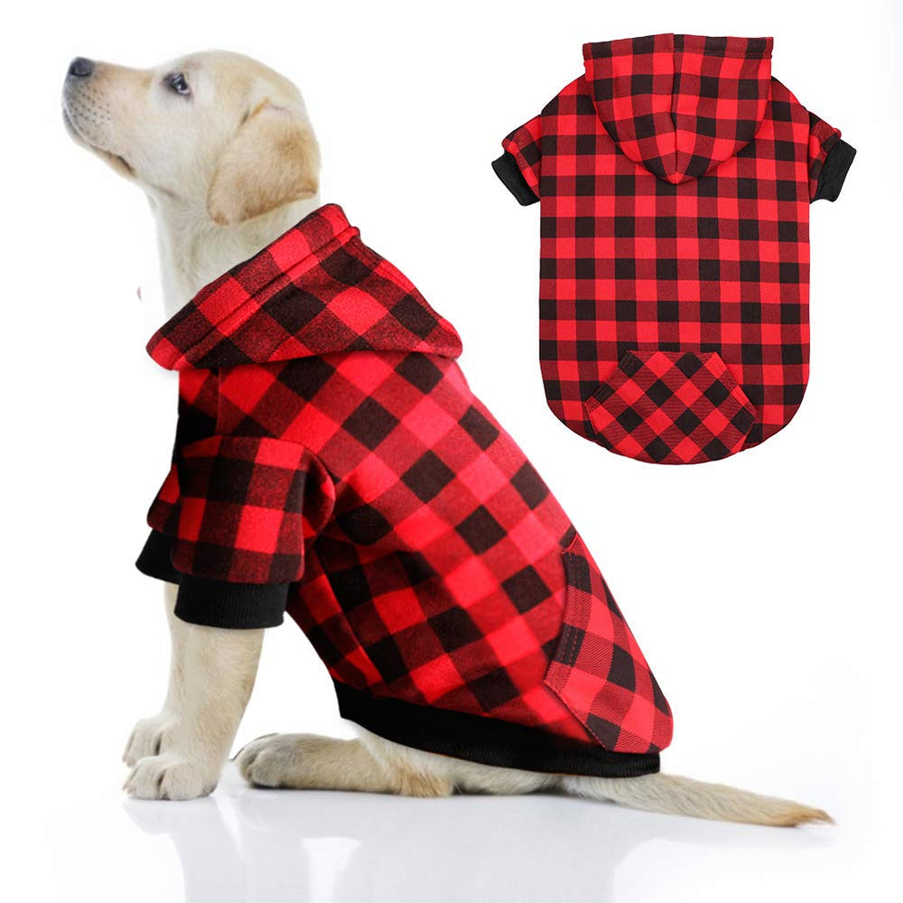 Hoodie Mtliepte pour chien à carreaux rouges, vue avant, style tendance et confort.