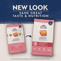 Gros plan sur les croquettes saumon et riz brun Natural Balance, texture croustillante.