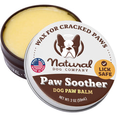 Natural Dog Company Paw Soother dans un pot métallique, soulage rapidement les pattes sèches.