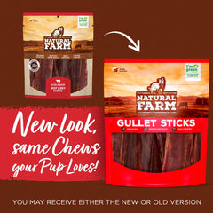 Natural Farm Gullet Sticks: chien heureux dégustant une bouchée lente et savoureuse.