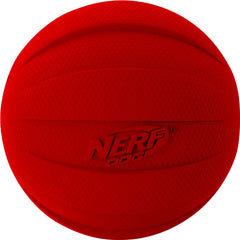 Nerf-balle avec motif hexagone pour une prise facilitée et des lancers nets.