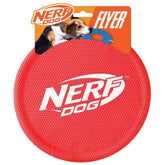 Nerf Dog Nylon Flyer en vol lors du lancer, idéal pour le fetch