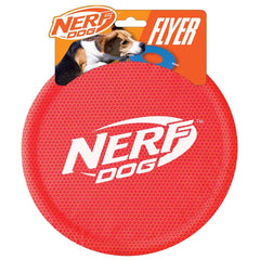 Nerf Dog Nylon Flyer en vol lors du lancer, idéal pour le fetch