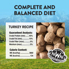 Chat en train de manger les bouchées Northwest Naturals, repas savoureux.