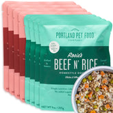 Sachets de nourriture chien boeuf et riz prêt à servir.