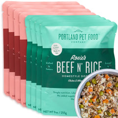 Sachets de nourriture chien boeuf et riz prêt à servir.