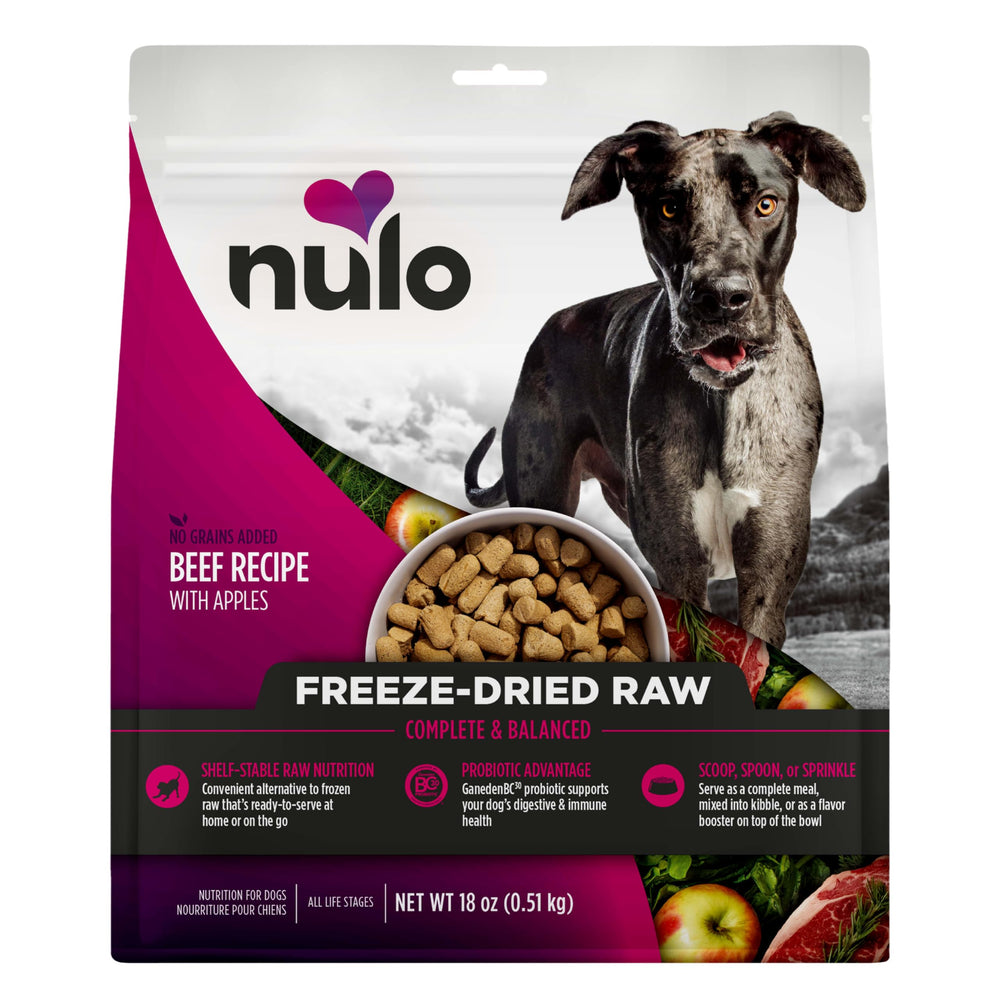 Nulo boeuf lyophilisé avec pommes dans bol prêt à servir pour chien.