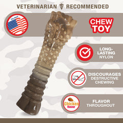 Nylabone Power Chew Camo, texture rainures et bosses, aide à nettoyer légèrement les dents durant le jeu.