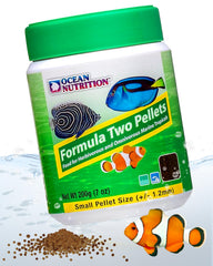 Ocean Nutrition Formule Deux - paillettes dans bouteille ouverte, dosage facile pour poissons tropicaux.
