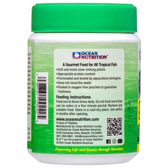 Ocean Nutrition Formule Deux - paillettes en action lors du nourrissage des poissons herbivores.