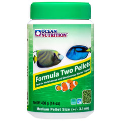 Ocean Nutrition Formule Deux, pellets dans l'aquarium, favorisent digestion douce et couleurs éclatantes.