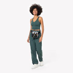 Portage à trois façons avec le sac OllyDog Magnolia, idéal pour courir, marcher ou attacher.