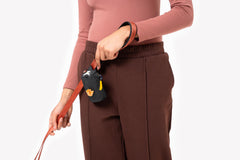 OllyDog Scoop Pick Up, attache-laisse mains libres pour promenades sans gêne.