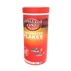 Omega One Flocons d’eau douce, coloration naturelle des poissons en action.