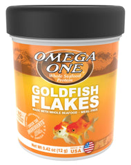 Omega One flocons poisson rouge dans bol, alimentation pratique et digeste.
