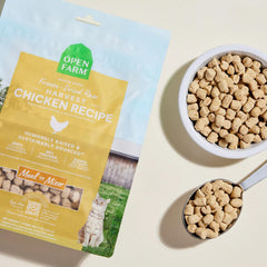Open Farm Harvest dans bol, repas complet prêt à servir pour chat exigeant.