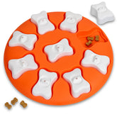 Outward Hound Dog Smart Puzzle niveau 1 en action, stimulation mentale pour chien.