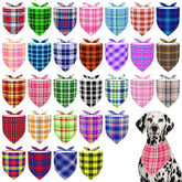 Bandana plaid XXL Pai Sence sur chien, idéal pour les promenades en grand format.