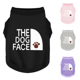 Paiaite affiche le visage du chien sur un t-shirt noir, idéal pour le style ludique.