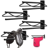 Paterr porte-selle mural montrant le rangement pratique des selles.