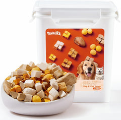 Friandises lyophilisées Pawaura dans une boîte scellée, idéale pour l'entraînement.