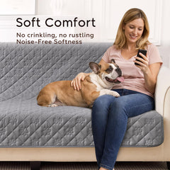 PAWFINITY tissu doux et silencieux pour chiens sur canapé gris.
