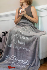 Pawprints Left by You – Plaid gris ultra-doux pour réconfort quotidien.