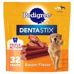 Friandise Dentastix saveur bacon pour grand chien, texture appétissante et expérience dentaire potentielle.
