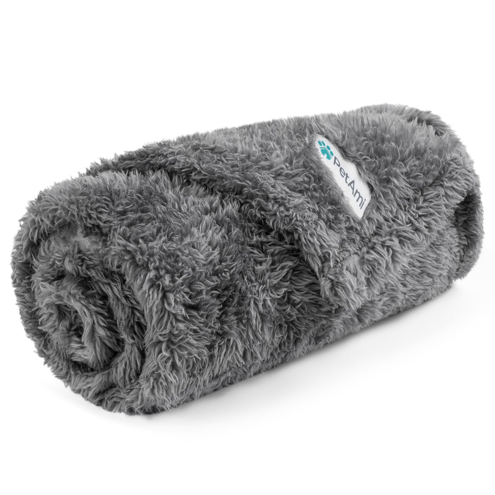 PetAmi couverture-chien-petit-gris-peluche: douceur réconfortante pour le repos.