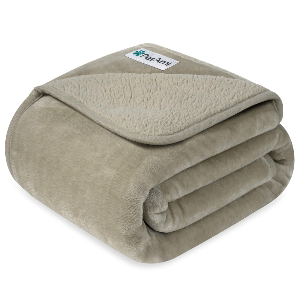 PetAmi: couverture imperméable pour chien protégeant le canapé.