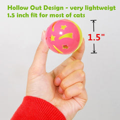 Balle avec cloche interne PETFAVORITES attire l’attention et amuse le chat.