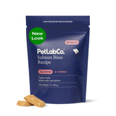 PetLab Co. Salmon Bites, emballage pratique pour récompenser lors de l’entraînement.
