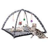 PETMAKER centre-dactivite-chat-jouets-pendus stimule l'instinct de chasse et l'exercice.