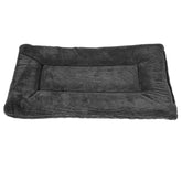 Tapis chenil rectangulaire Petmate Aspen, gris sombre, surface pelucheuse pour petits chiens.