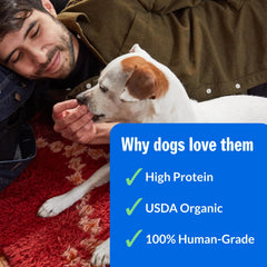 PetPlate Boeuf et Patate Douce – chien heureux mordant une croquette, récompense idéale.