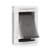 Porte PetSafe Extreme Weather ouverte sur une porte extérieure, accès facile pour animaux.