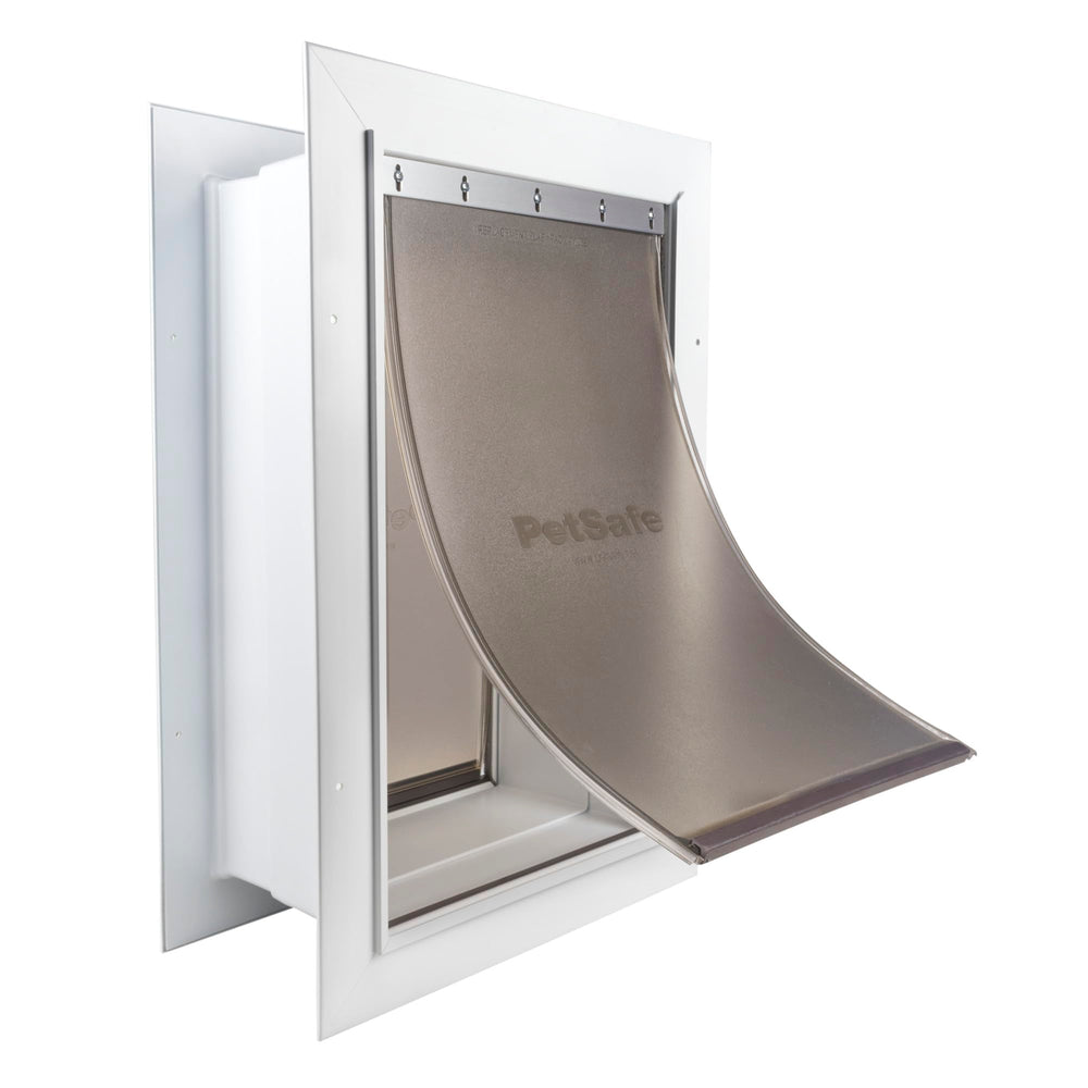 Porte murale PetSafe – installation simple pour accéder facilement à l'extérieur.