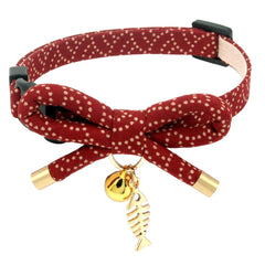 Collier PetSoKoo avec noeud papillon rouge, look élégant et sûr.