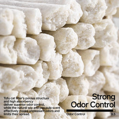 Litière pidan Tofu absorption ultra, texture en éponge lors du remplissage.