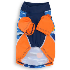 PlayaPup Sun Shirt porté en randonnée, léger et respirant pour les journées chaudes.