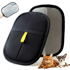Gant POUPUA pour retirer les poils de chat du canapé avec efficacité.