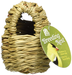 Nid Pinson Prevue, vue dessus montrant le nid couvert en branche pour petits oiseaux.