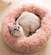 Grand lit rond chat en peluche rose – confort douillet pour les siestes.