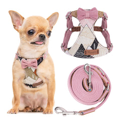 Harnais Puppytie anti-tirage XS sur petit chien, confort et sécurité.